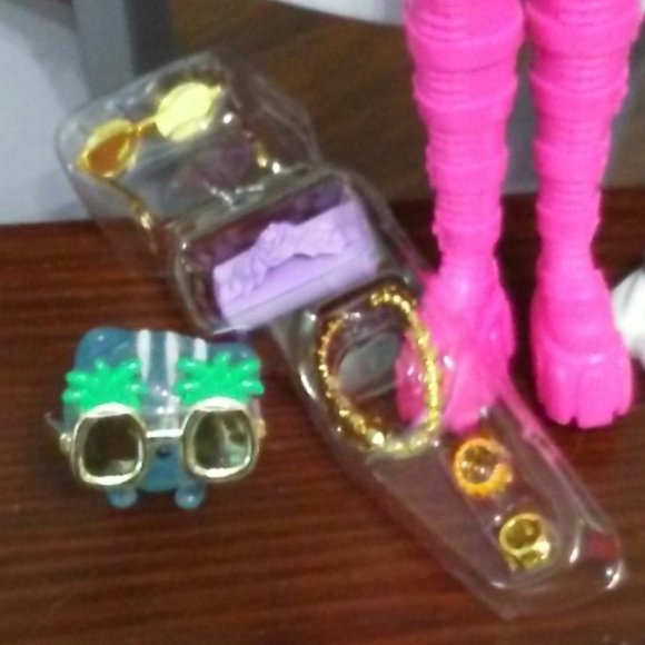 African-American Barbie with pink highlights and accessories - Picture 4 of 5